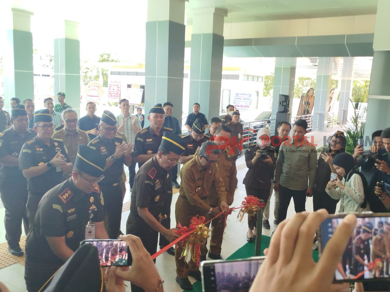 Pemotongan pita oleh Bupati Kutim Ardiansyah Sulaiman, Kejati Kaltim Suaprdi, dan Kejari Kutim Reopan Saragih