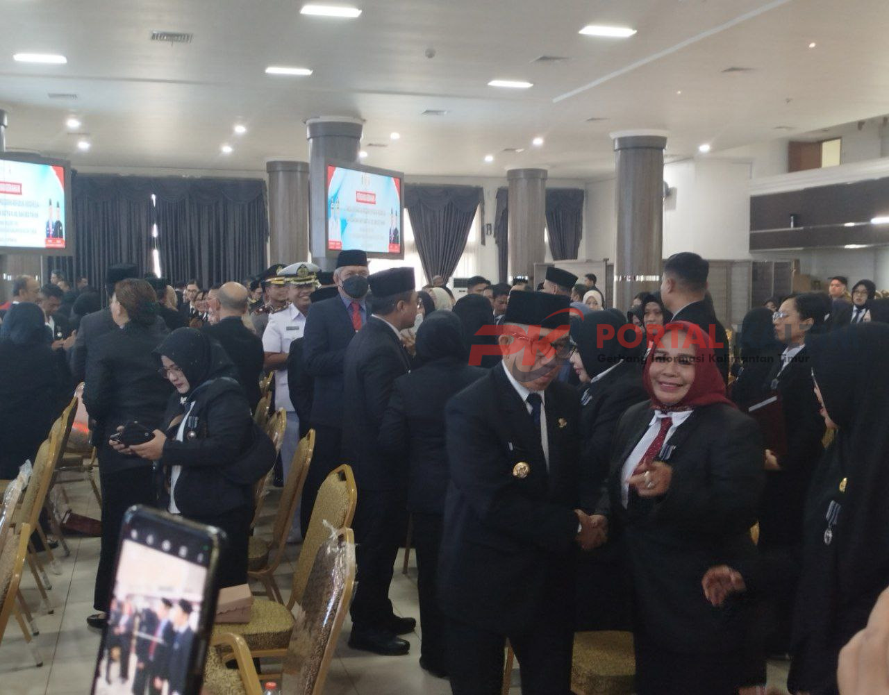 Bupati Kutim Ardiansyah Sulaiman beserta jajaran memberikan apresiasinya terhadap ASN yang menerima penghargaan