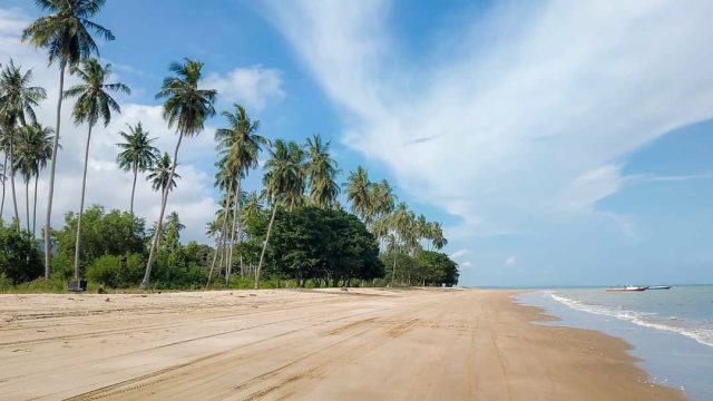 Suasana Pariwisata alam di Kecamatan Bengalon, Pantai Sekerat