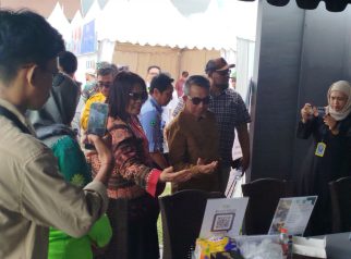Bupati Kutim, Ardiansyah Sulaiman melihat langsung job fair pada Expo Kutim 2025