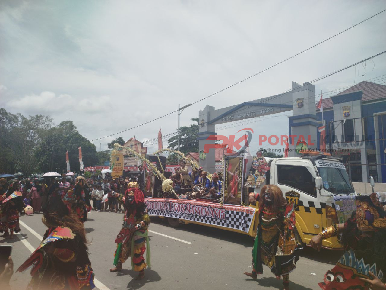 penampilan pertunjukan oleh Seduluran Laros Banyuwangi