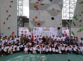 Suasana foto bersama pada agenda Kejuaraan Panjat Tebing Nasional Seri 2 Bupati Cup IV Kutim Tahun 2025
