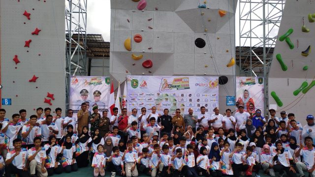 Suasana foto bersama pada agenda Kejuaraan Panjat Tebing Nasional Seri 2 Bupati Cup IV Kutim Tahun 2025