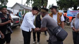 Gubernur Kaltim H Rudy Mas'ud dalam kunjungannya ke lokasi bencana banjir lumpur Pidie Jaya, Aceh