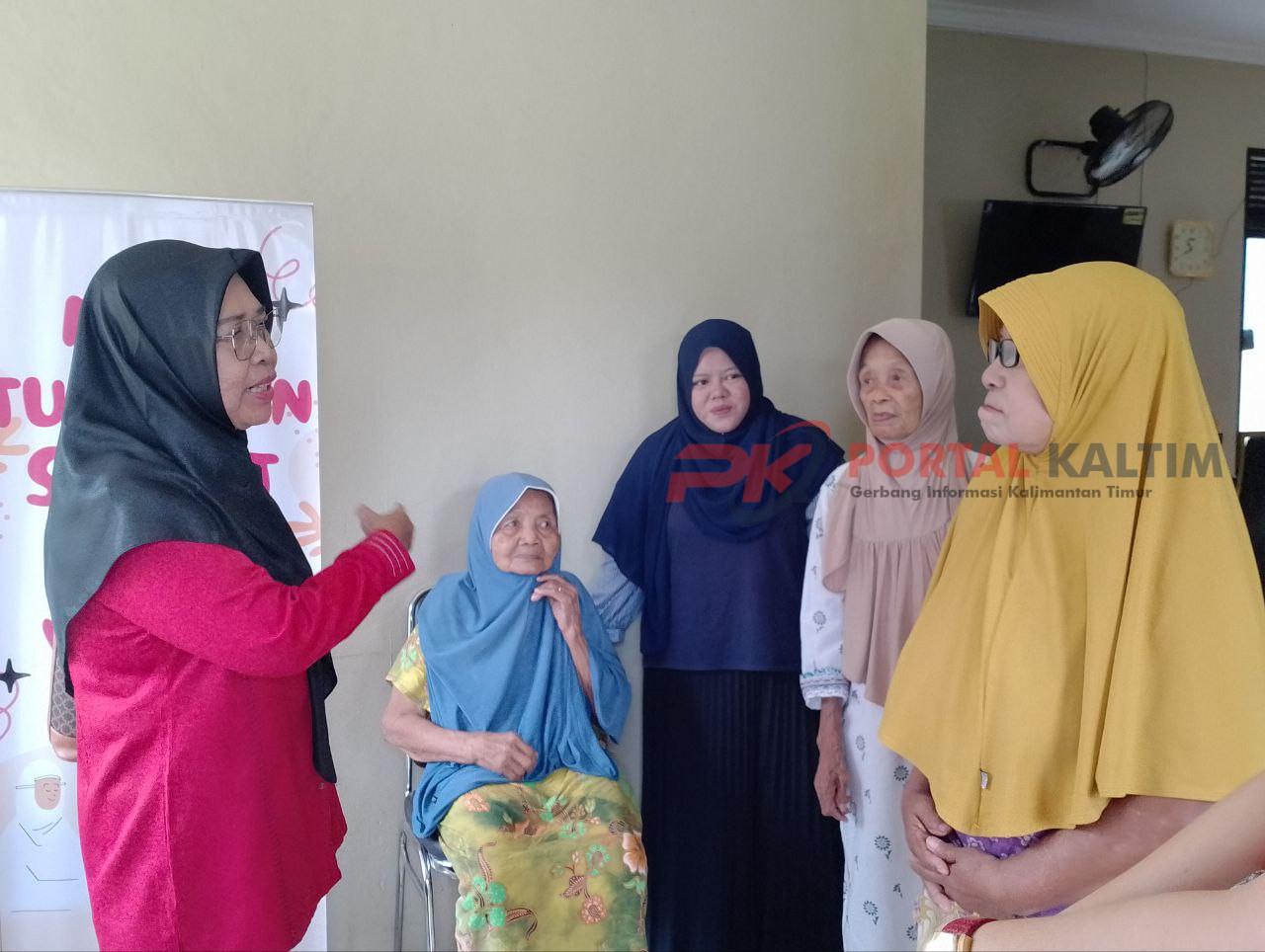 Kebersamaan para lansia dan kader PDI Perjuangan Samarinda.