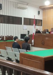 Suasana persidangan perdana kasus bom molotov yang melibatkan Mahasiswa Unmul Samarinda