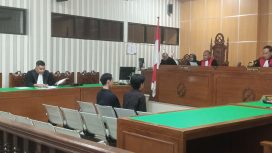 Suasana persidangan perdana kasus bom molotov yang melibatkan Mahasiswa Unmul Samarinda