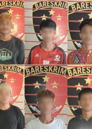 Petugas Polsek Samarinda Seberang saat mengamankan para terduga pelaku pengeroyokan pelajar di Mapolsek Samarinda Seberang.