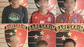 Petugas Polsek Samarinda Seberang saat mengamankan para terduga pelaku pengeroyokan pelajar di Mapolsek Samarinda Seberang.