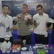 Kapolsek Samarinda Seberang AKP Ahmad Baihaki didampingi jajaran menunjukkan barang bukti pil ekstasi dan peralatan produksi narkotika saat press release di Aula Bhayangkari.