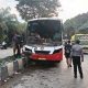 Personel Polsek Samarinda Seberang mengevakuasi bus penumpang yang mengalami kecelakaan di Jalan HAM Rifadin, Kecamatan Loa Janan Ilir.