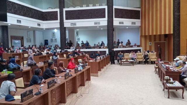 Suasana rapat dengar pendapat bersama DPRD Samarinda dan perwakilan pedagang pemilik SKTUB Pasar Pagi Samarinda di Ruang Rapat Paripurna DPRD Samarinda.