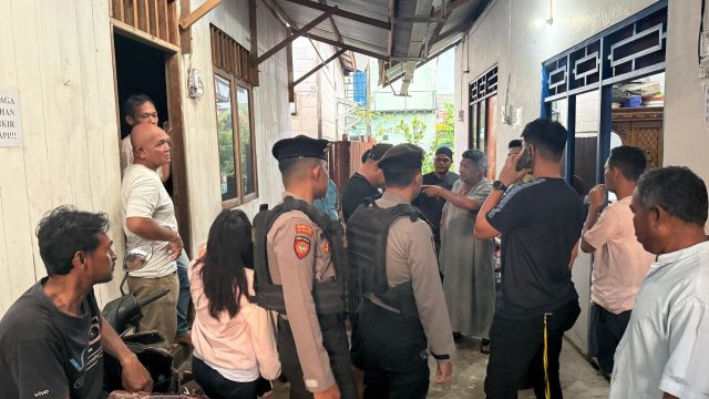 Personel Sat Samapta Polresta Samarinda mengamankan terduga pelaku KDRT usai menerima laporan melalui layanan darurat 110.