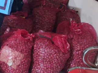 Barang bukti — Puluhan karung bawang putih, bawang merah, dan bawang bombay yang diamankan Polsek Samarinda Seberang dari kasus pencurian di Jalan Soekarno Hatta KM 1.