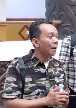 Ady, perwakilan penyewa Pasar Pagi Samarinda tanpa SKTUB, menyampaikan keluhan pedagang usai audiensi dengan DPRD Samarinda terkait kejelasan lapak jelang Ramadan.