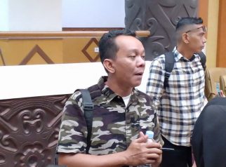 Ady, perwakilan penyewa Pasar Pagi Samarinda tanpa SKTUB, menyampaikan keluhan pedagang usai audiensi dengan DPRD Samarinda terkait kejelasan lapak jelang Ramadan.