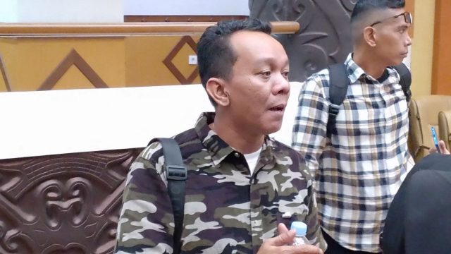 Ady, perwakilan penyewa Pasar Pagi Samarinda tanpa SKTUB, menyampaikan keluhan pedagang usai audiensi dengan DPRD Samarinda terkait kejelasan lapak jelang Ramadan.
