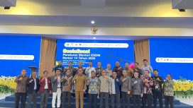 Wakil Gubernur Kaltim Seno Aji bersama perwakilan SKK Migas, OPD, dan peserta sosialisasi berfoto bersama usai pembukaan Sosialisasi Permen ESDM Nomor 14 Tahun 2025 di Gedung Olah Bebaya, Kantor Gubernur Kaltim, Samarinda.