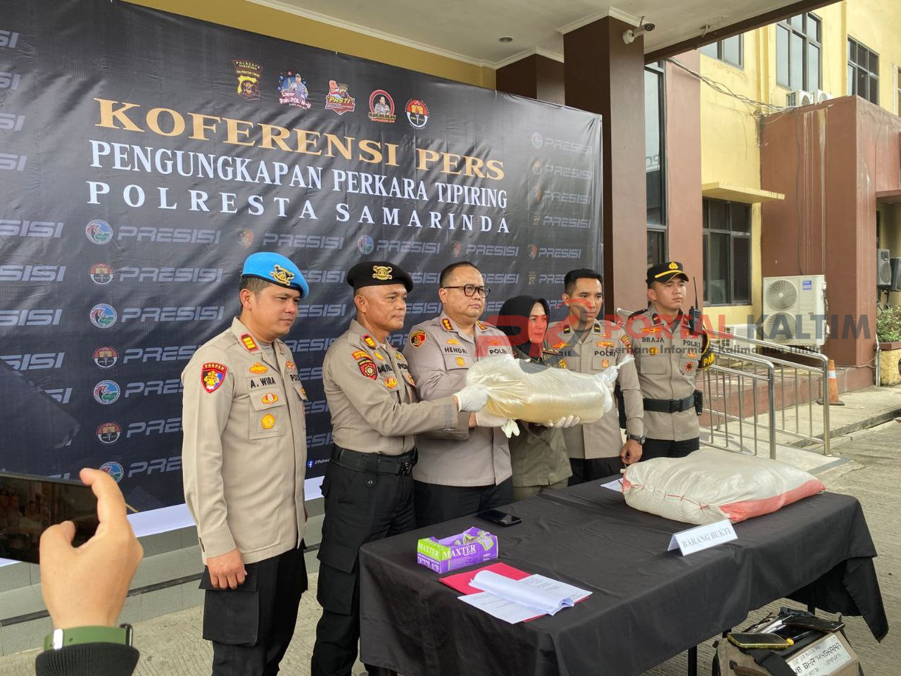 Konferensi pers terungkapnya kasus miras ilegal seberat 10 ton dalam Operasi Pekat Mahakam 2026 oleh Polresta Samarinda