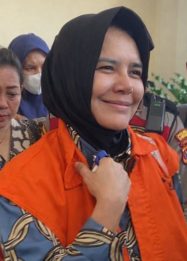 Terdakwa Dayang Donna Walfiaries Tania saat menjalani sidang perdana di Pengadilan Negeri Tipikor Samarinda.