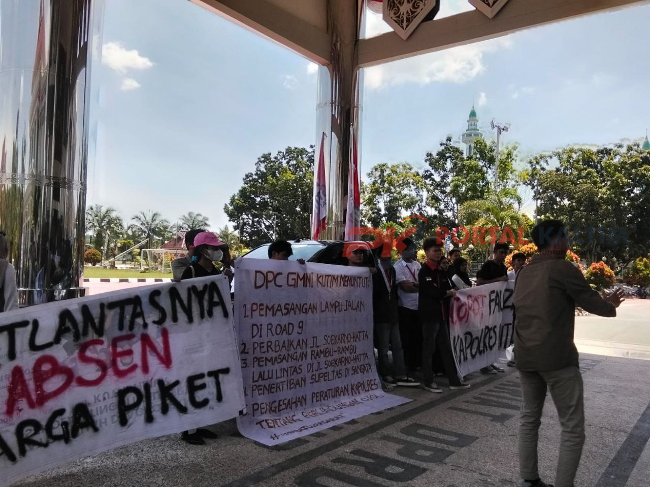 Suasana Demonstrasi DPC GMNI di Depan Kantor DPRD Kutai Timur