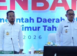 Gubernur Kalimantan Timur Rudy Mas’ud (kiri) didampingi Wakil Gubernur Seno Aji (kanan) membuka Musrenbang RKPD Tahun 2027 di Pendopo Odah Etam, Kantor Gubernur Kaltim.