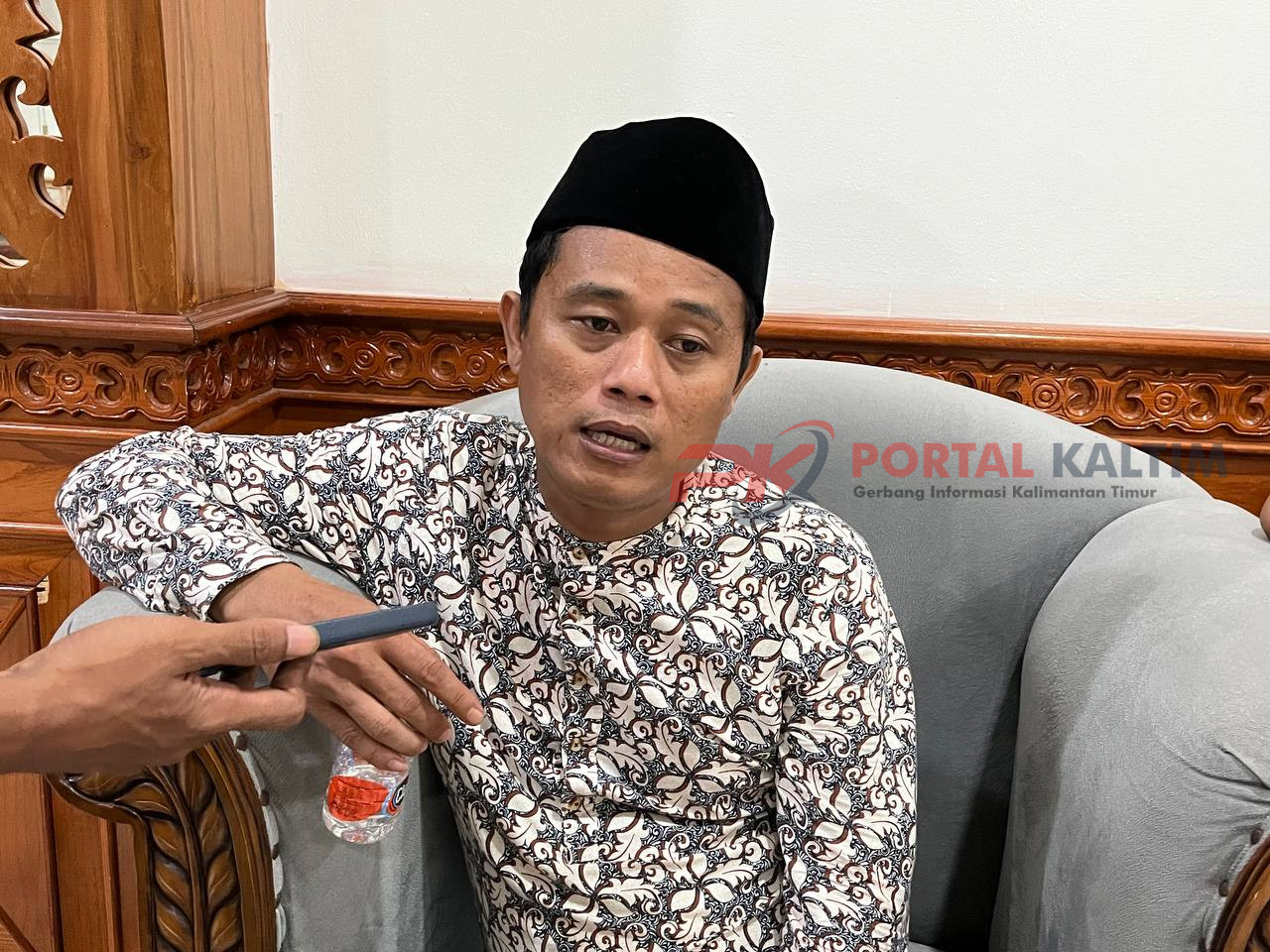 Ketua Panitia, Arif Bolly, saat diwawancarai di sela-sela kegiatan