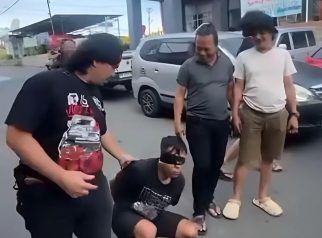 Tangkapan layar terduga pelaku pembunuhan berinisial AF (23) saat diamankan aparat kepolisian Polres Lahat untuk menjalani proses hukum lebih lanjut.