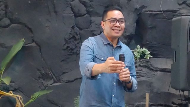 Suasana dialog terbuka membahas polemik pengalihan PBI BPJS di Samarinda yang dihadiri pemerintah daerah dan masyarakat.