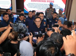 Direktur Reserse Kriminal Khusus Polda Kalimantan Timur, Kombes Pol Bambang Yugo Pamungkas dan beberapa anggota Ditreskrimsus Polda Kaltim
