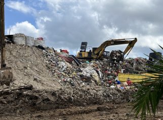 Tempat Pembuangan Akhir (TPA) Manggar yang masih open dumping.