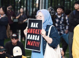 Salah seorang demonstran saat aksi Demo 214 Jilid II di depan Gedung DPRD Kalimantan Timur.