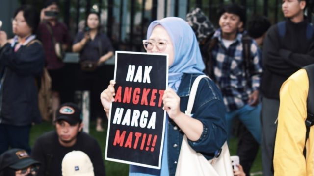 Salah seorang demonstran saat aksi Demo 214 Jilid II di depan Gedung DPRD Kalimantan Timur.