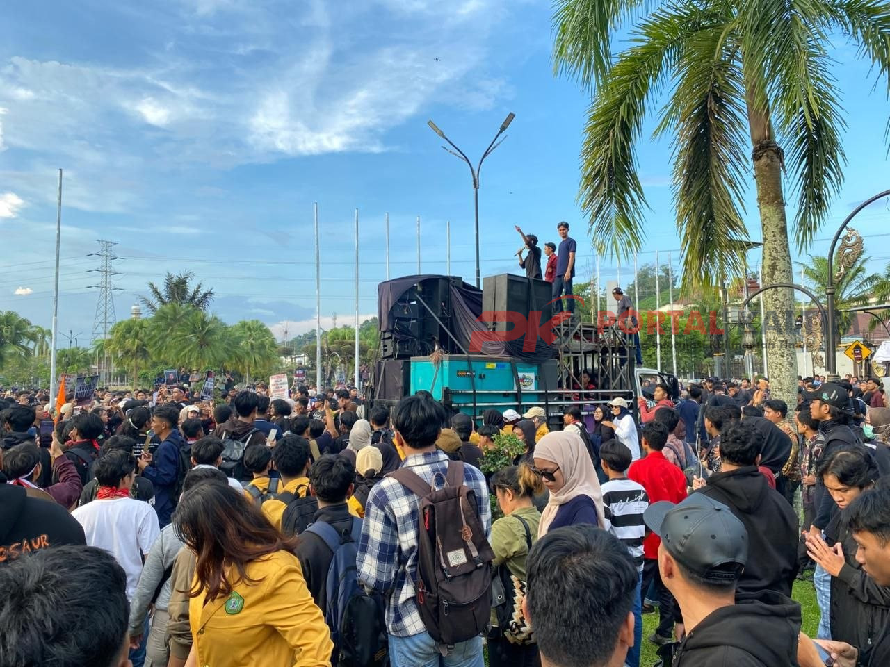 Ratusan demonstran saat aksi Demo 214 Jilid II di depan Gedung DPRD Kalimantan Timur, Senin (4/5/2026), dengan membawa tuntutan pengawalan hak angket serta kritik terhadap persoalan pendidikan dan kebijakan publik di daerah.