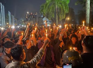 Massa aksi menyalakan lilin dan mengawal jalannya rapat DPRD Kalimantan Timur terkait pengguliran hak angket terhadap kebijakan gubernur.