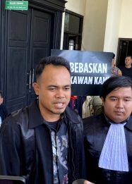 Kuasa hukum tiga terdakwa kasus bom molotov, I Ketut Bagia Yasa, memberikan keterangan usai sidang putusan di Pengadilan Negeri Samarinda.