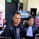 Kuasa hukum tiga terdakwa kasus bom molotov, I Ketut Bagia Yasa, memberikan keterangan usai sidang putusan di Pengadilan Negeri Samarinda.