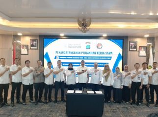 Kepala Dinas Kesehatan Kaltim dr Jaya Mualimin bersama Direktur Reserse Narkoba Polda Kaltim Kombes Pol Romylus Tamtelahitu usai penandatanganan perjanjian kerja sama pencegahan dan rehabilitasi penyalahgunaan narkoba di Balikpapan, Rabu (3/6/2026).