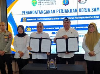 Kepala Dinas Kesehatan Provinsi Kalimantan Timur dr Jaya Mualimin bersama Direktur Reserse Narkoba Polda Kalimantan Timur Kombes Pol Romylus Tamtelahitu usai penandatanganan Perjanjian Kerja Sama pencegahan penyalahgunaan narkotika, psikotropika, dan zat adiktif lainnya di Balikpapan, Rabu (3/6/2026).