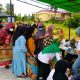 Warga yang antre untuk menukar sampah rumah tangga dengan sembako.
