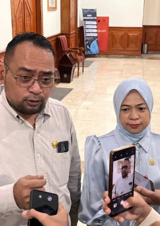 Ketua Fraksi GAP, Faizal Rachman (kiri) bersama dengan anggota Fraksi GAP, Mulyana (kanan)