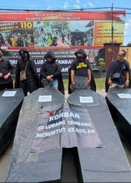 Jaringan Advokasi Tambang (JATAM) Kaltim bersama koalisi masyarakat sipil menggelar aksi di depan Polresta Samarinda