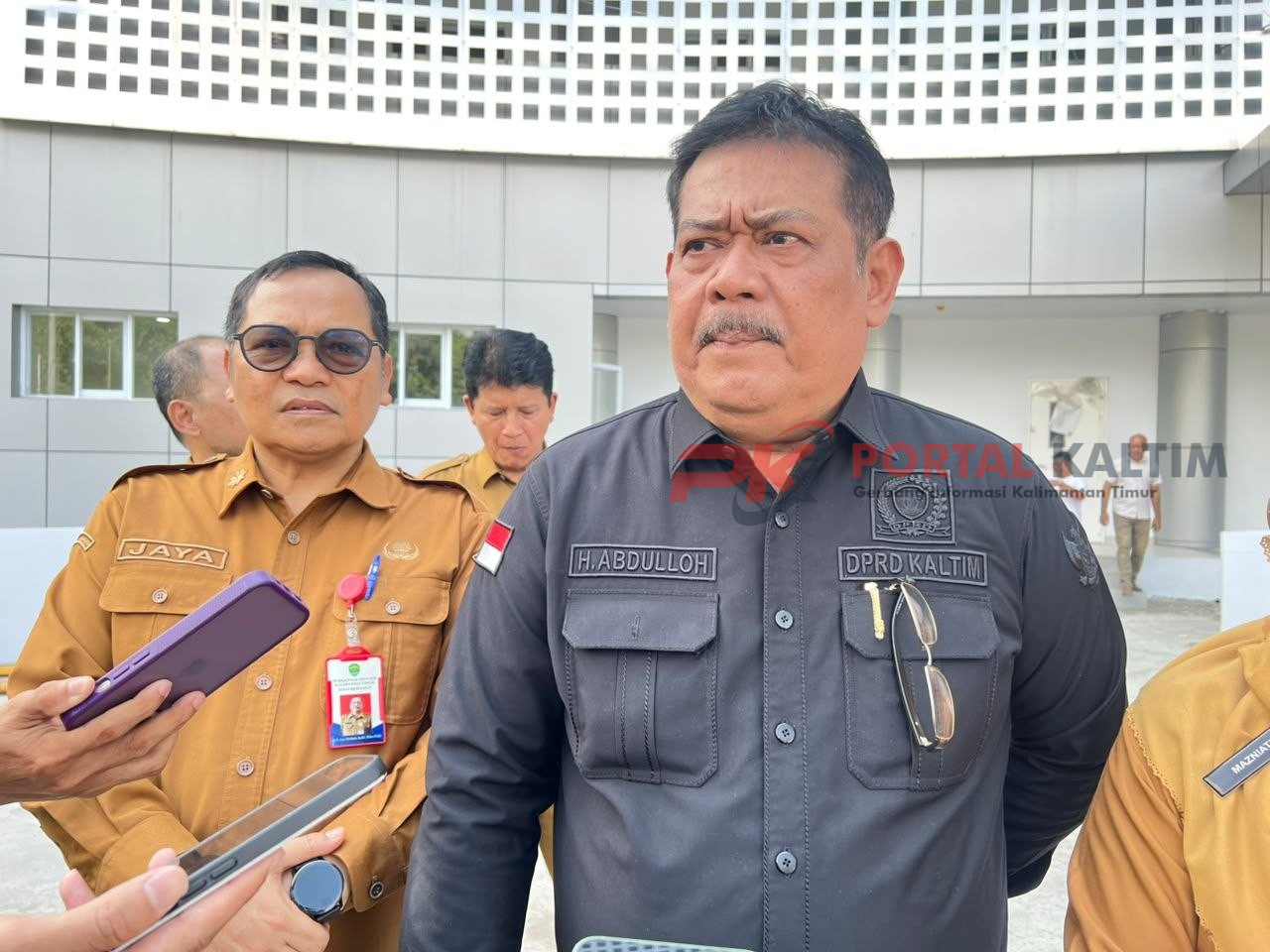 Ketua Komisi III DPRD Kaltim Abdulloh (kanan).