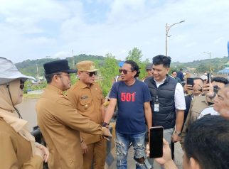 Gubernur Kalimantan Timur Rudy Mas'ud didampingi Wakil Gubernur Seno Aji, Sekretaris Daerah, dan jajaran OPD meninjau kondisi Jembatan Mahakam Ulu di Samarinda.