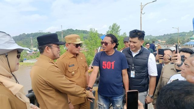 Gubernur Kalimantan Timur Rudy Mas'ud didampingi Wakil Gubernur Seno Aji, Sekretaris Daerah, dan jajaran OPD meninjau kondisi Jembatan Mahakam Ulu di Samarinda.