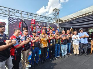 Suasana pembukaan Drag Bike Akpol 1990 Dhira Brata Cup Championship 2026 di Samarinda.