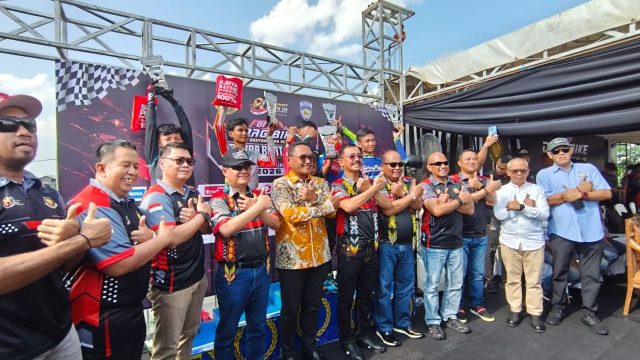 Suasana pembukaan Drag Bike Akpol 1990 Dhira Brata Cup Championship 2026 di Samarinda.