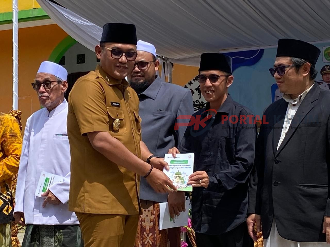 Wakil Gubernur Kaltim Seno Aji memberikan Buku Saku Pencegahan Kekerasan di Lingkungan Pesantren kepada pengurus pondok pesantren.
