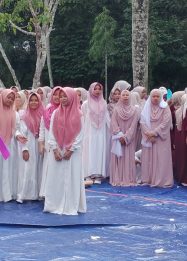 Santriwati Pondok Pesantren Nabil Husein Samarinda dalam Deklarasi Gerakan Nasional Ruang Aman dan Nyaman Anak (Gernas RANA)