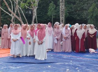 Santriwati Pondok Pesantren Nabil Husein Samarinda dalam Deklarasi Gerakan Nasional Ruang Aman dan Nyaman Anak (Gernas RANA)